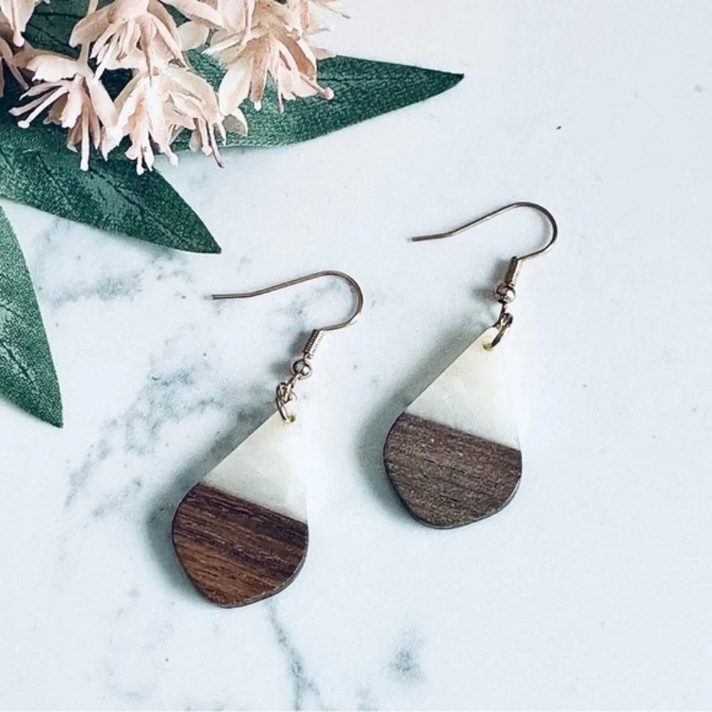 2/$30🌵 Bohemian Faux Cream Resin & Dark Brown Wood Teardrop Earrings Geo Boho